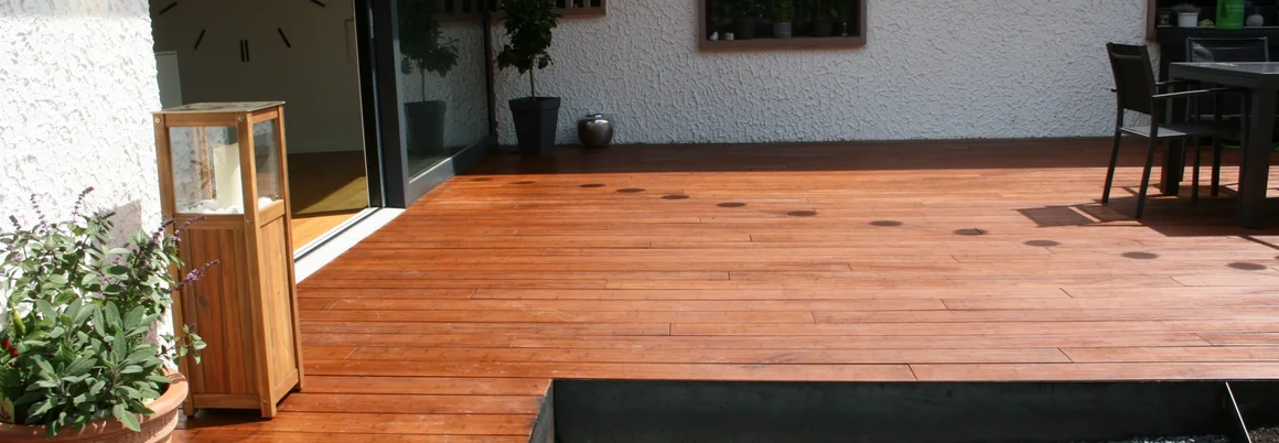 Holzterrasse mit Kiesbeet